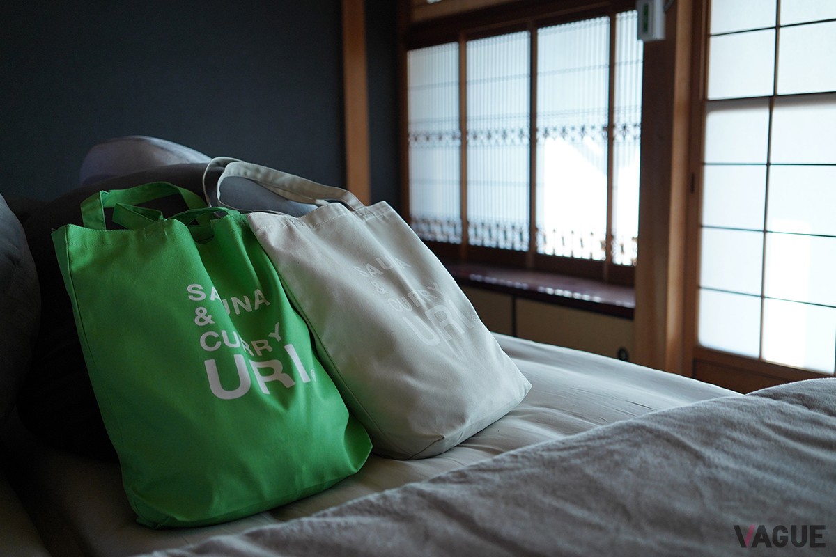 タオル類はもちろん、館内着、水着、サウナハットまですべて１つのバッグに収められて提供される