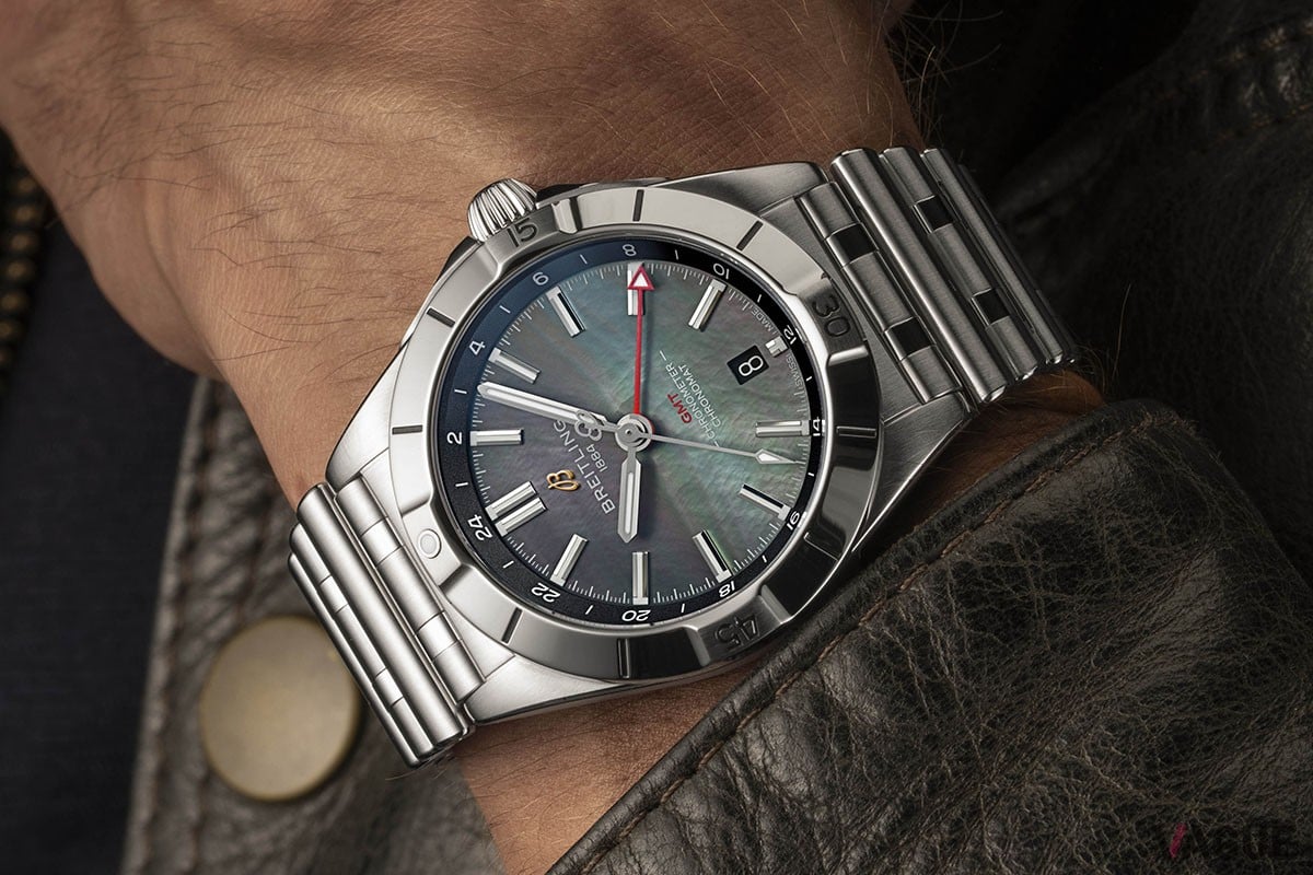 実用性・堅牢性を備えつつ、ブラックマザー・オブ・パールダイヤルが上品に腕元を彩る