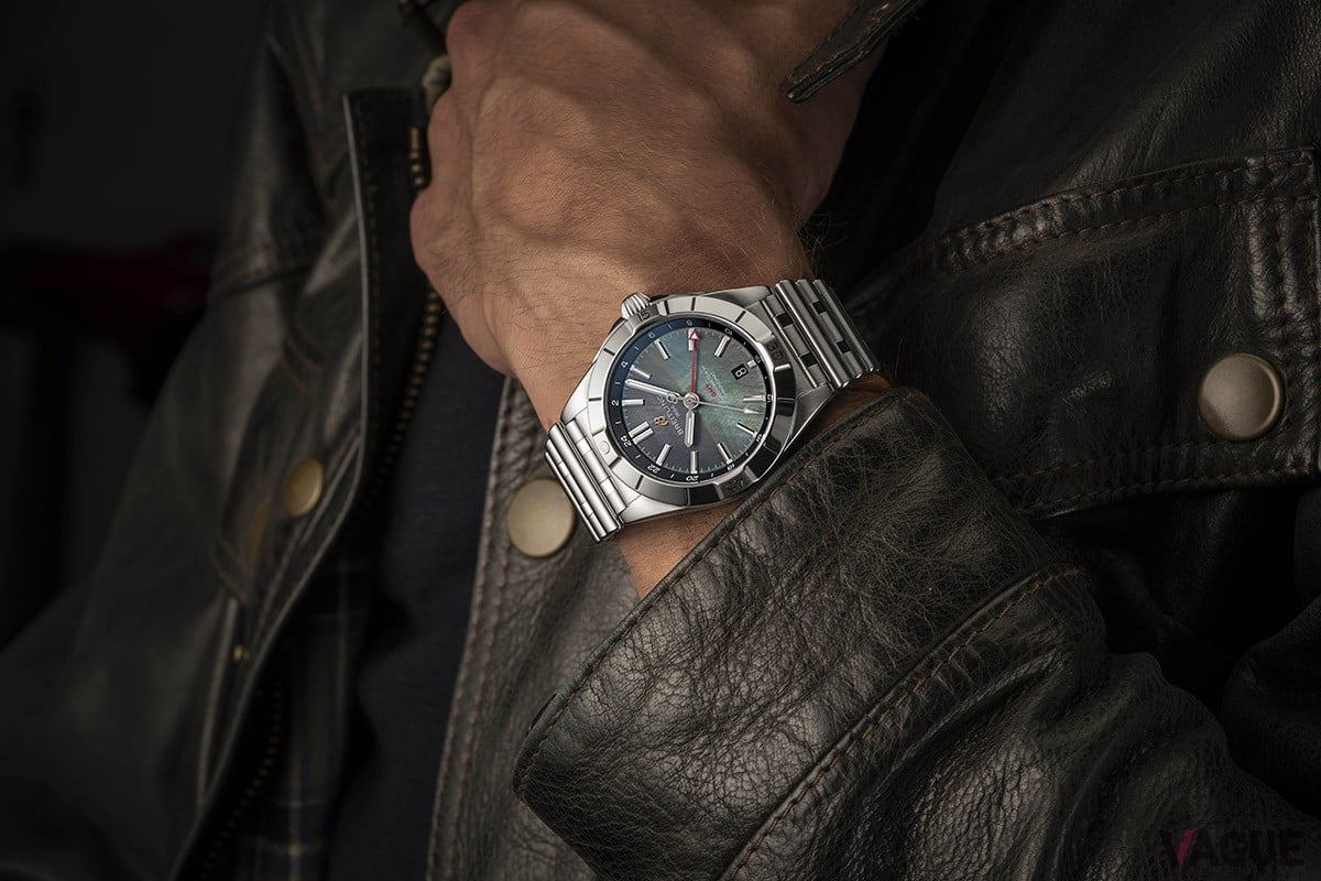 実用性・堅牢性を備えつつ、ブラックマザー・オブ・パールダイヤルが上品に腕元を彩る