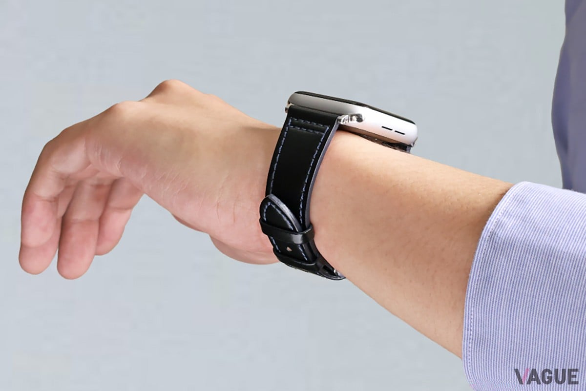 ブラックのコードバンバンドはバンビのコーポレートカラーのブルーのステッチのアクセントを