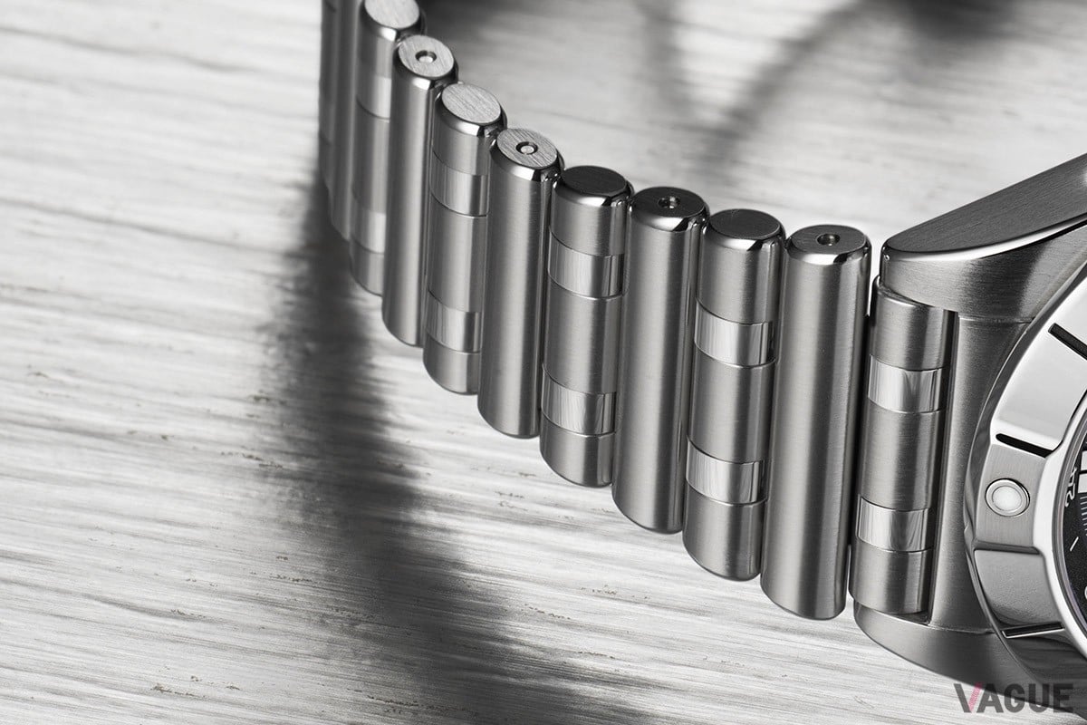 ベゼルはわずかな隆起によって風防の破損を防ぐライダーダブを備える