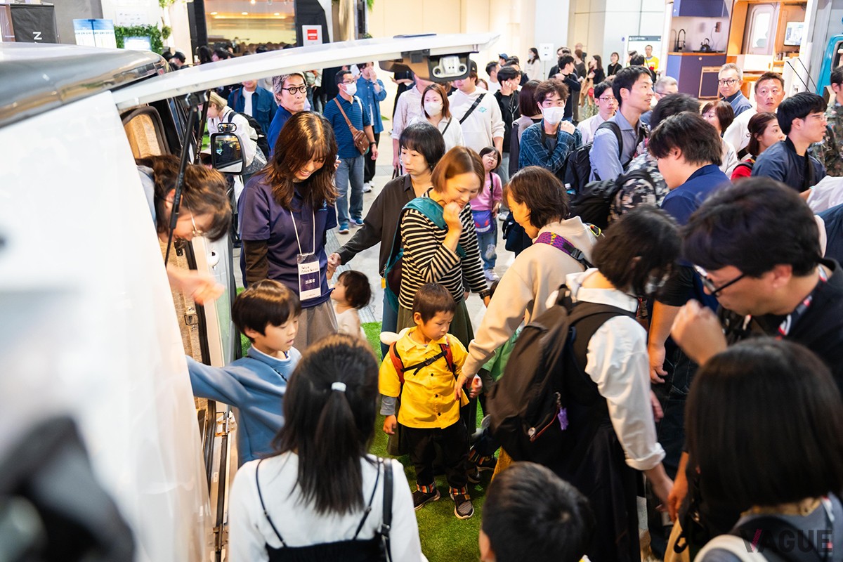 「Japan Mobility Show 2025」で展示されたEVキャンピングカー「moonn.」の「T-01」