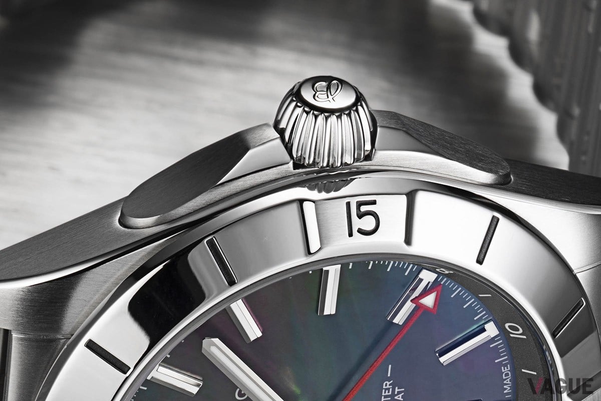 ベゼルはわずかな隆起によって風防の破損を防ぐライダーダブを備える