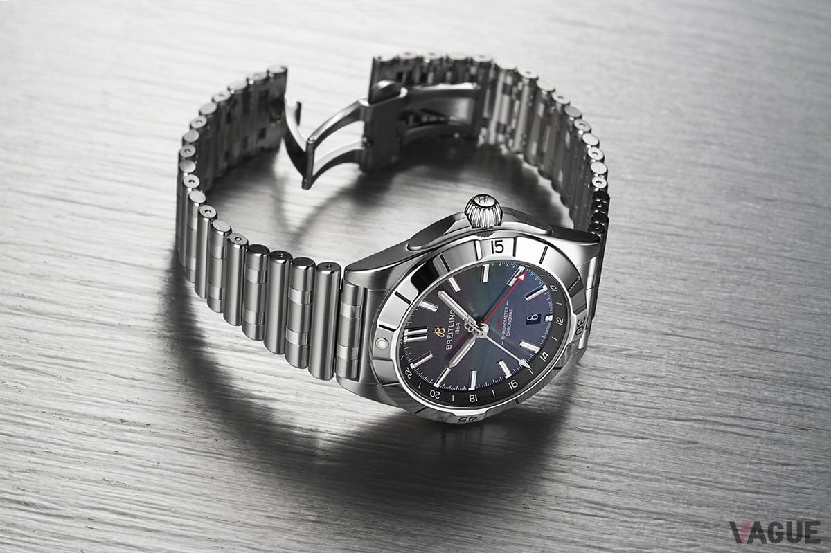 ベゼルはわずかな隆起によって風防の破損を防ぐライダーダブを備える