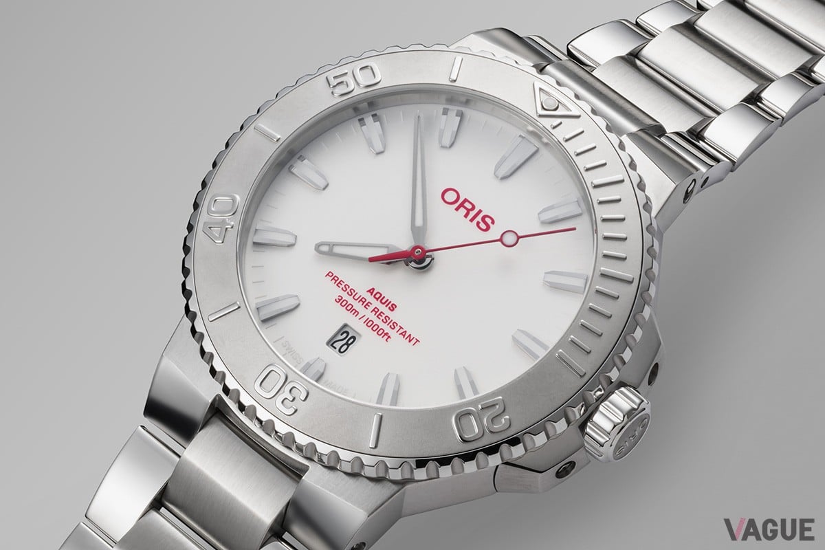 ベースとなるのは日本で人気の高い「アクイス デイト レリーフ」。ベゼルのミニッツトラックをレリーフにより表現する洗練のデザインは今回の国旗カラーデザインには適任