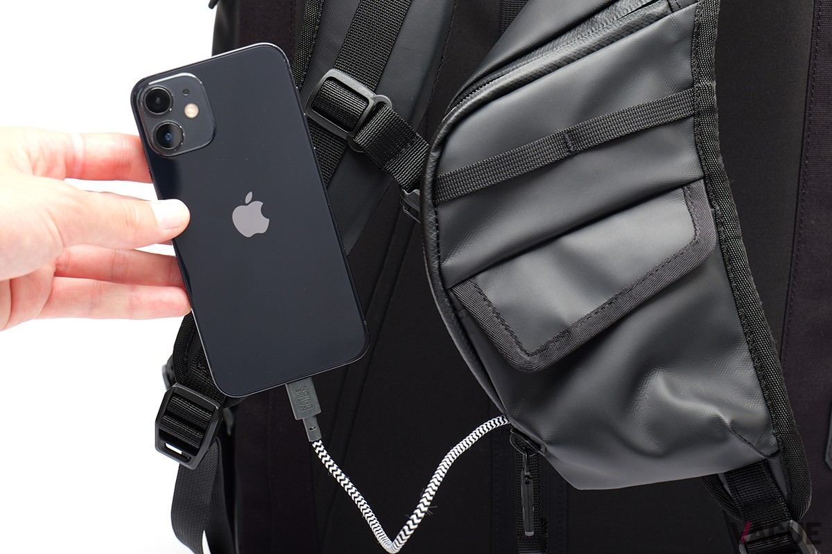 スマートフォンを収納しながら充電できる「Smartphone Pocket」