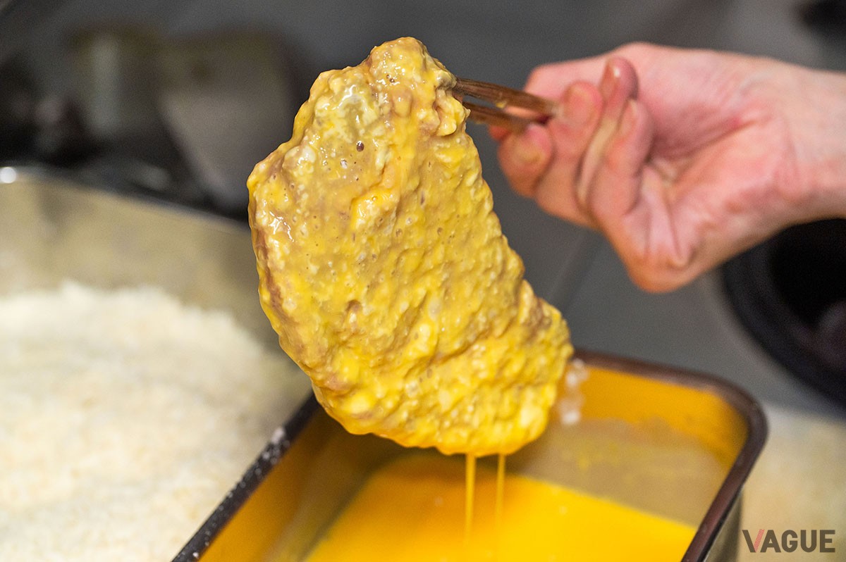 ▲トンカツは、肉にした味をつけ、粉をまぶし、卵液にくぐらせる