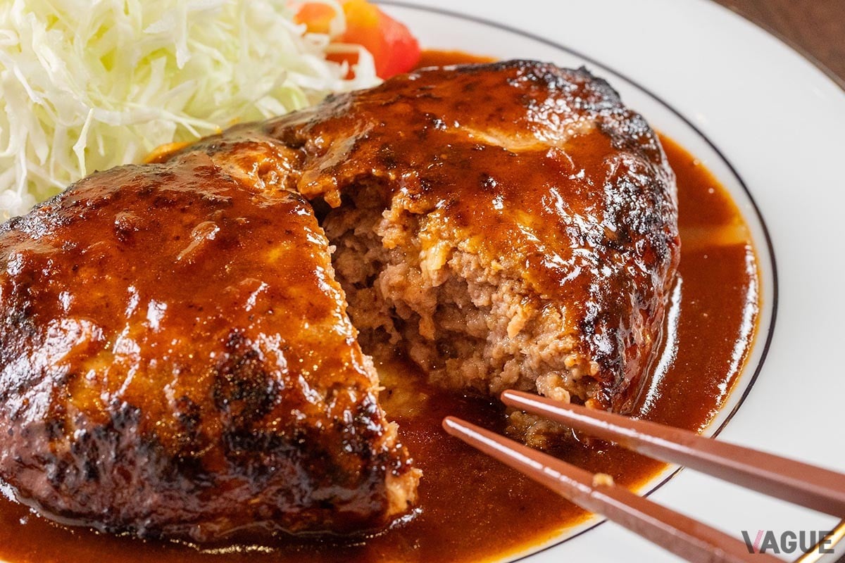 メニューはたったの4種のみ!? それでも連日行列のできる人気洋食店で味わえる“至福のハンバーグ”とは【何度でも行きたい町洋食＃17】