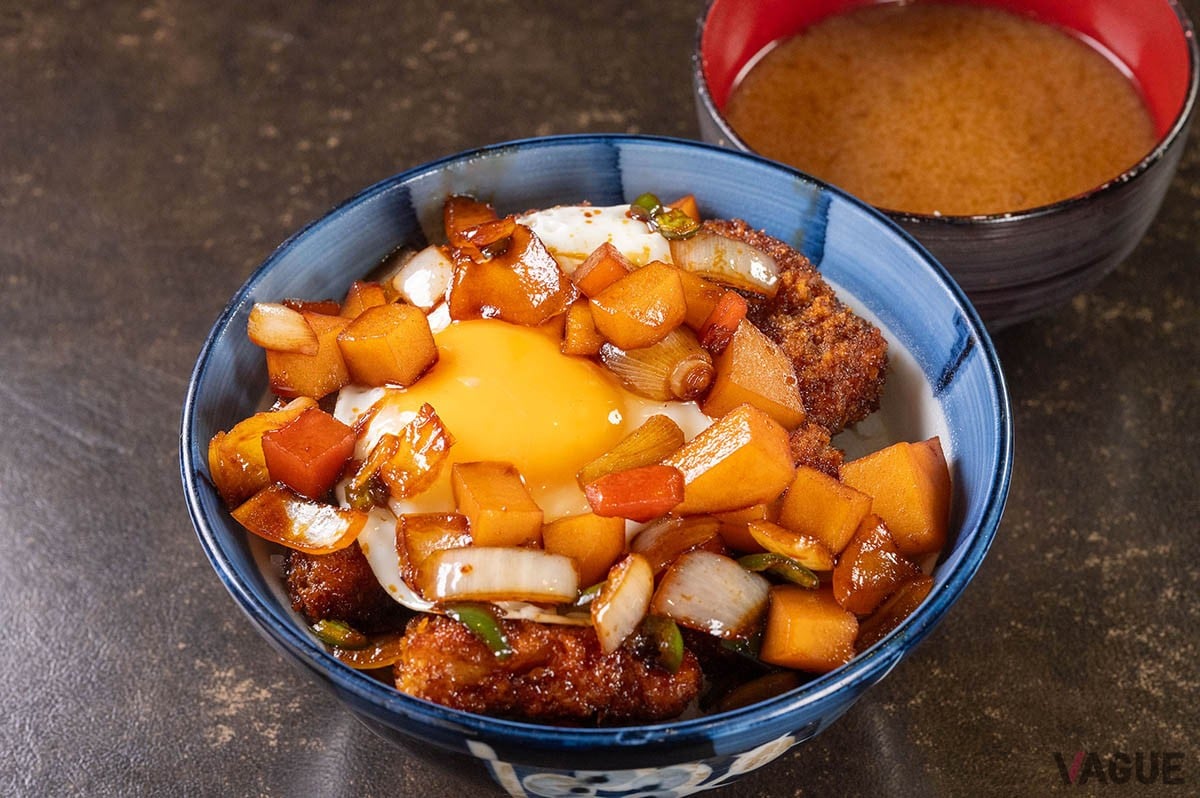 小春軒特製カツ丼（しじみ汁付き）1500円。小春軒の名物料理