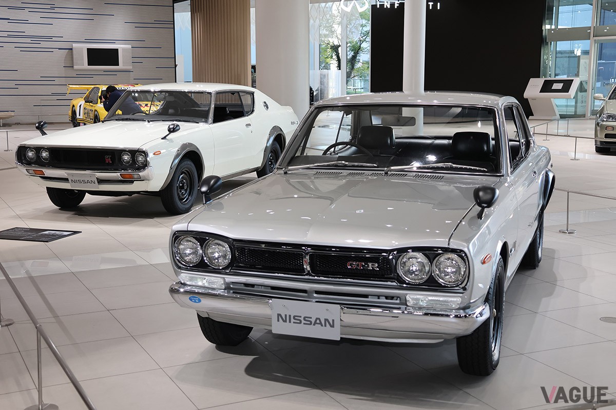 第1世代の「GT-R」として時代の礎を築いた初代“ハコスカ”のクーペ（右）と“ケンメリ”