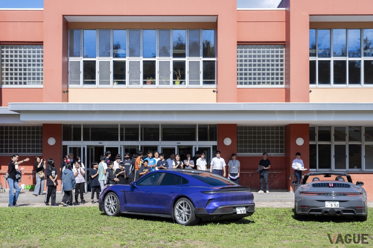 斜里町立知床ウトロ学校での中学生を対象とした電気自動車の授業と最新のポルシェの体験試乗会の様子
