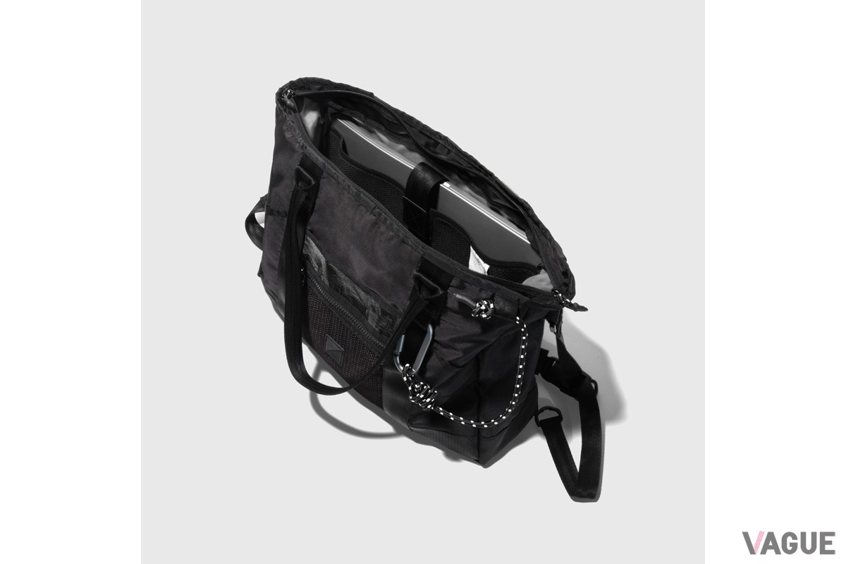 余裕のあるファスナー付きメインコンパートメントは、最大16インチのノートパソコンやタブレット端末を楽に出し入れできる