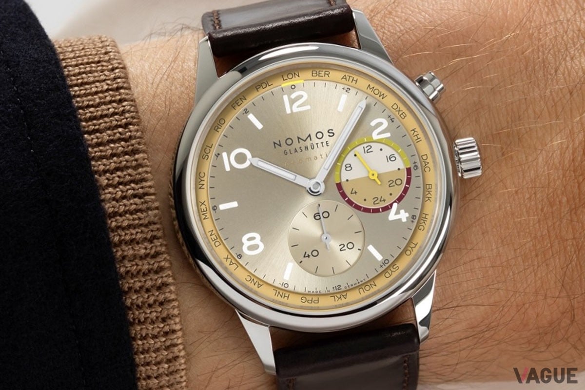 シャンパンゴールドのダイヤルに砂、黄土、ワインレッド、黄色のカラーを多面的に配置した「レヴェリ－」