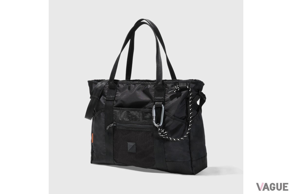 フロントのメッシュ素材のファスナーポケットは、頻繁に出し入れするアイテムに素早くアクセスできるデザイン