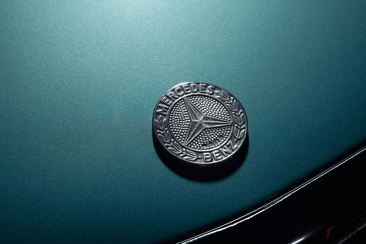 イギリスのメルセデス・ベンツ専門店が入手した1982年式の「500SL」（C）The SL SHOP