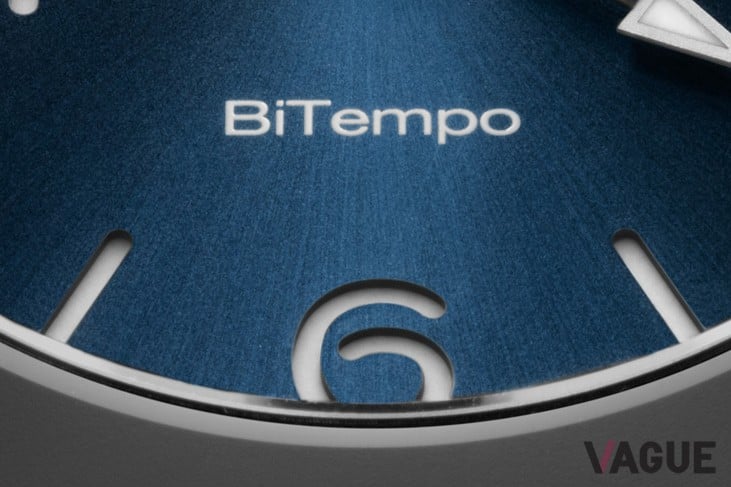 ダイヤルの6時位置上部には、イタリア語でデュアルタイムを意味する“BiTempo”の刻印