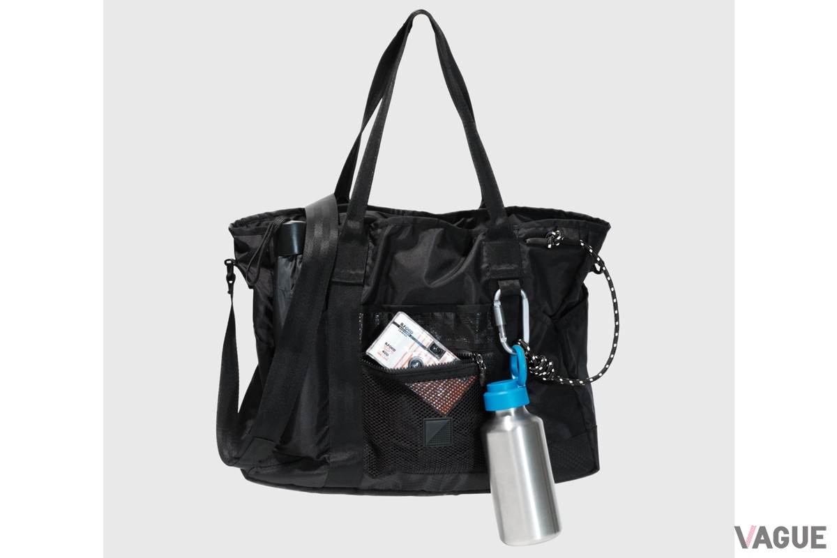 カラビナのついたパラコードストラップは、落としたくない鍵やカードケースなどの小物を掛けるのに便利