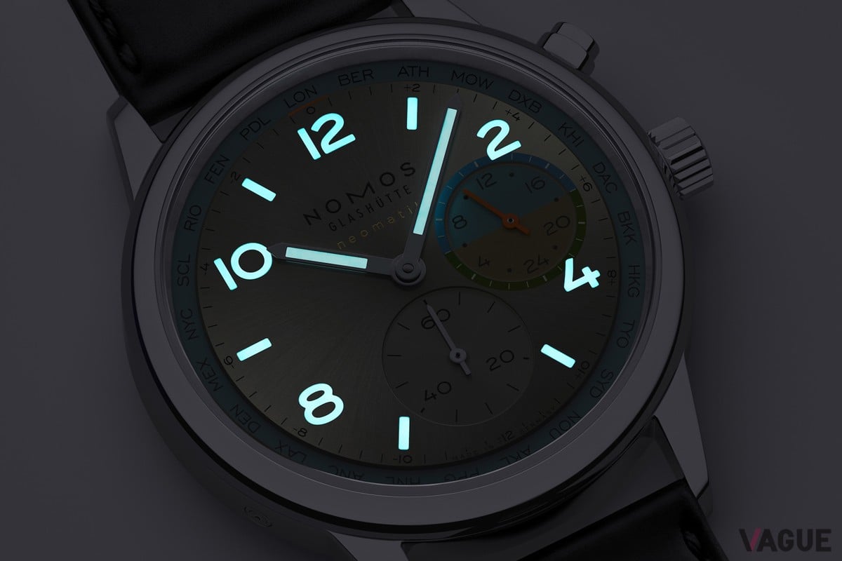 時刻表示の数字とインデックスには白いスーパールミノバを塗布