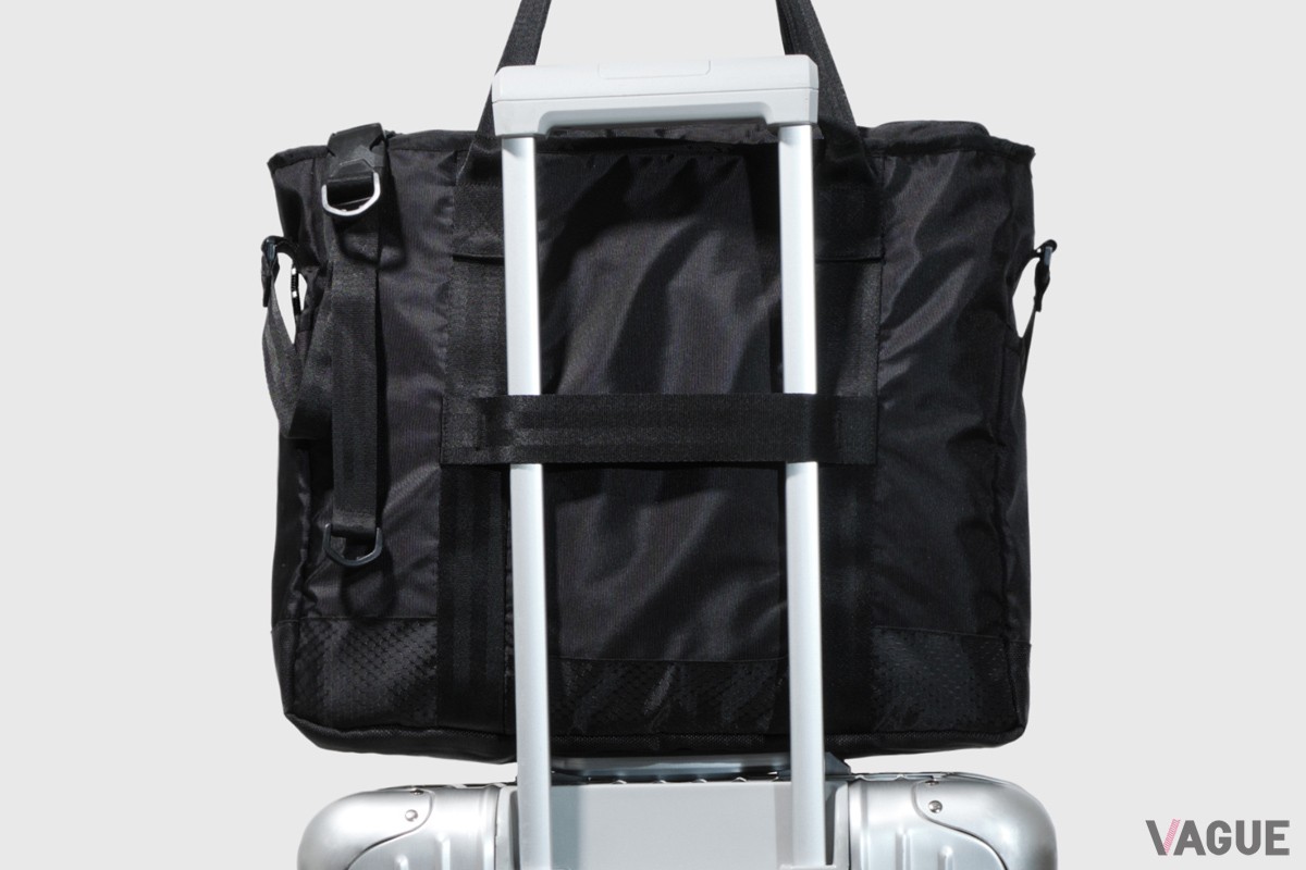 背面に設けられたウェビングでスーツケースのハンドルにも取り付けが可能