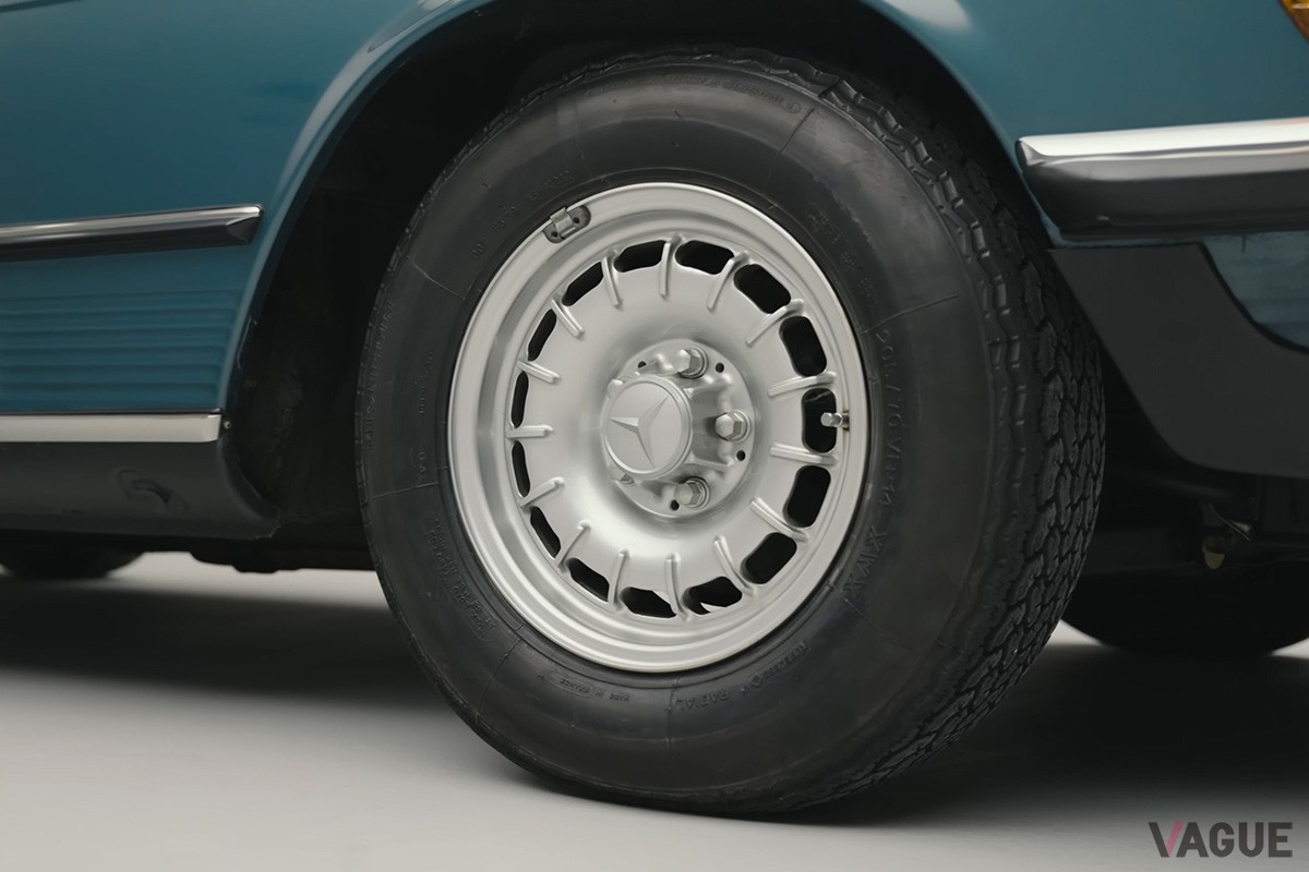 イギリスのメルセデス・ベンツ専門店が入手した1982年式の「500SL」（C）The SL SHOP