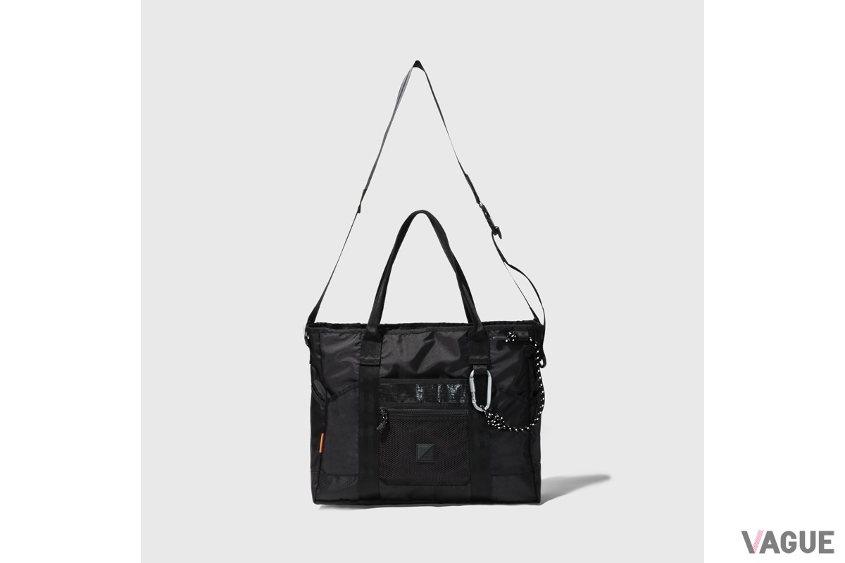 肩から下げられるショルダーストラップも付属