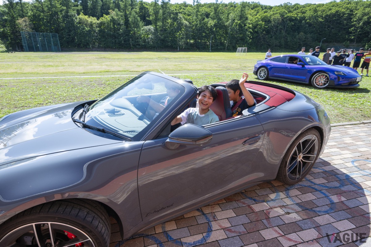 斜里町立知床ウトロ学校での中学生を対象とした電気自動車の授業と最新のポルシェの体験試乗会の様子