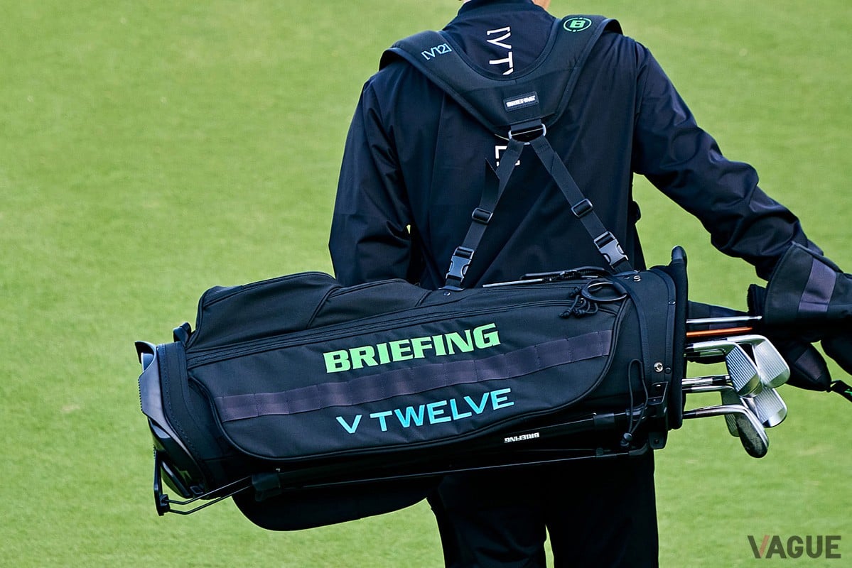 競合するゴルフギアブランド”がまさかのタッグ！ V12とブリーフィング