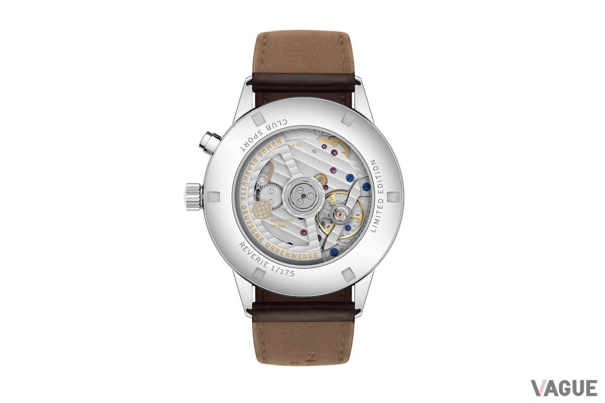 世界でもっとも薄いワールドタイマーのひとつとなる、自社製ワールドタイム・キャリバーDUW3202