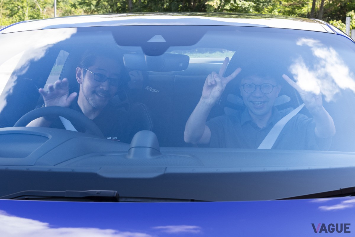 斜里町立知床ウトロ学校での中学生を対象とした電気自動車の授業と最新のポルシェの体験試乗会の様子