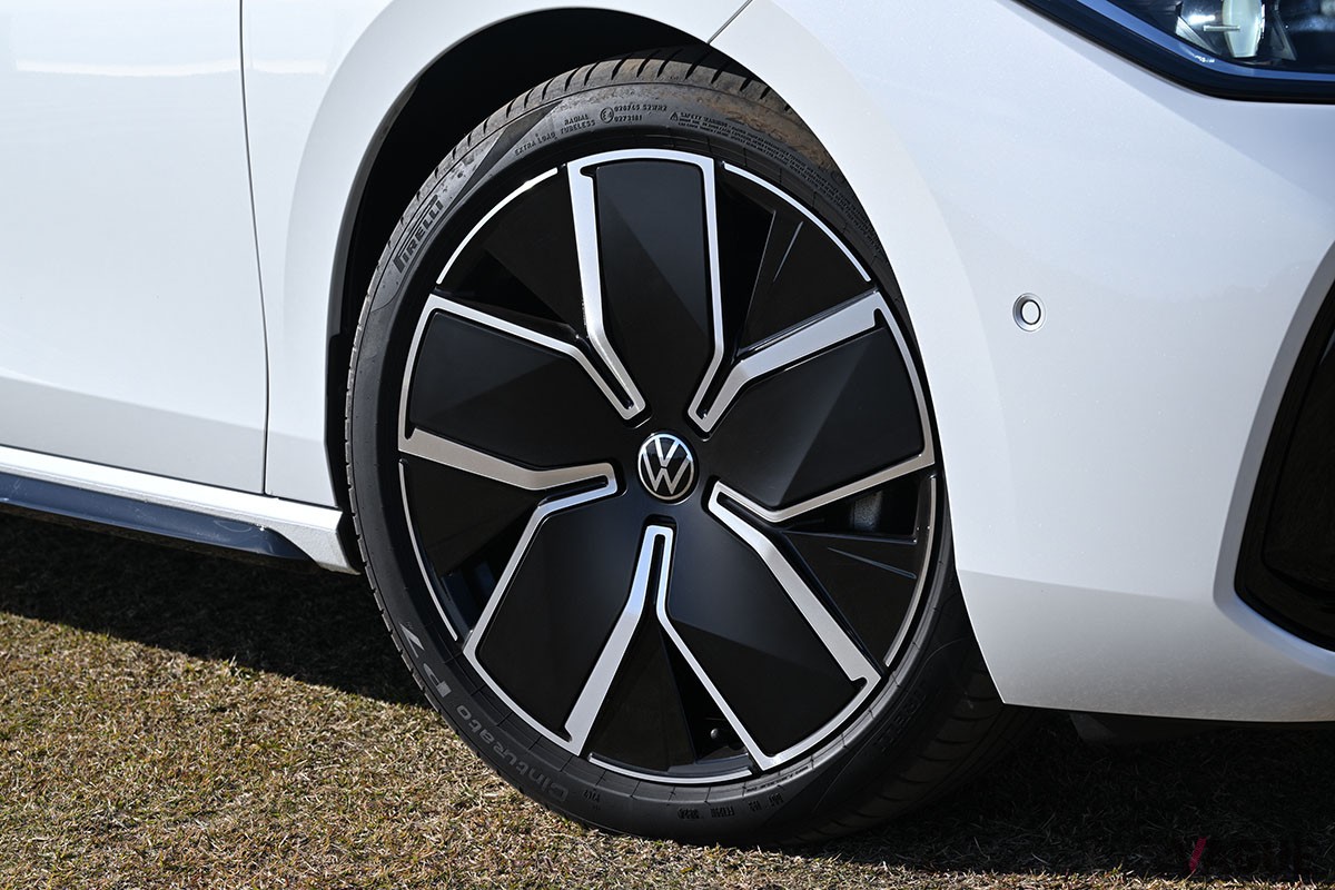 フォルクスワーゲン「パサート TDI 4モーション Rライン」