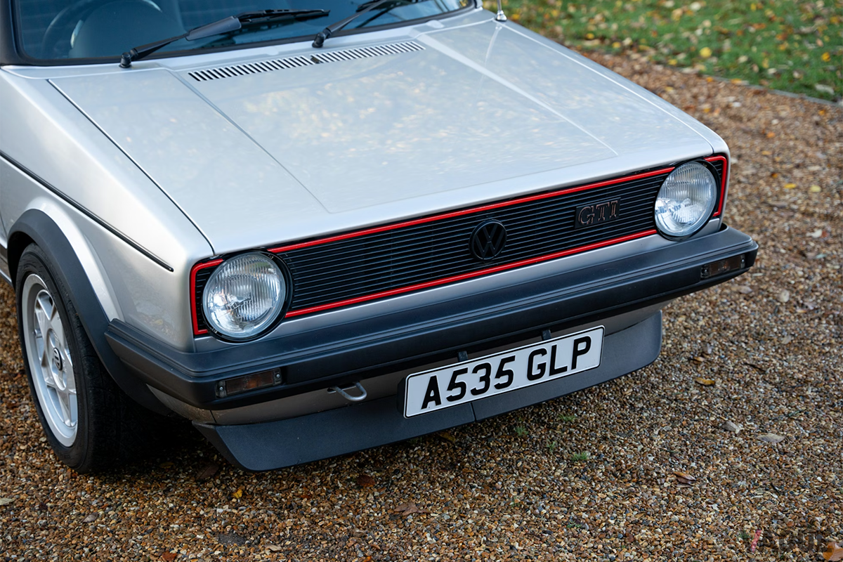 オークションに出品された1983年式フォルクスワーゲン「ゴルフGTI Mk1レストモッド」