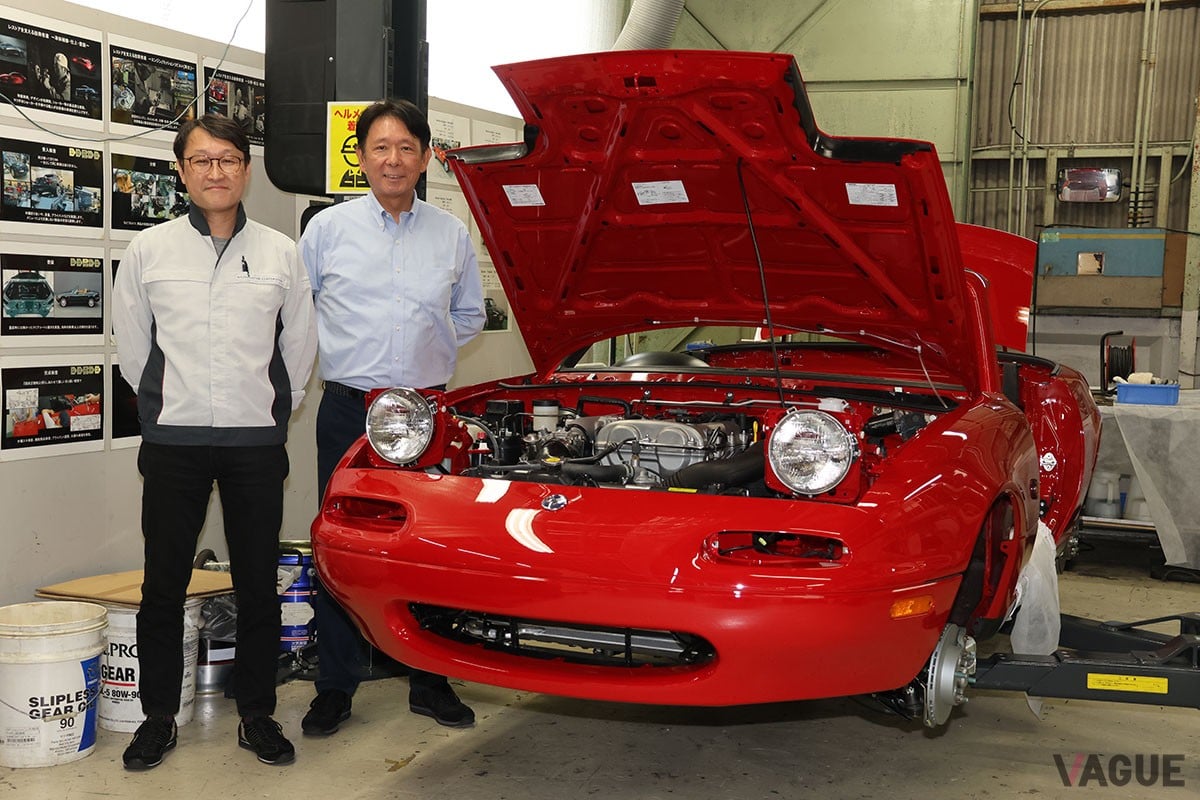 “クラシックマツダ”を担当する伏見亮さん（左）とND型「ロードスター」の開発主査である齋藤茂樹さん