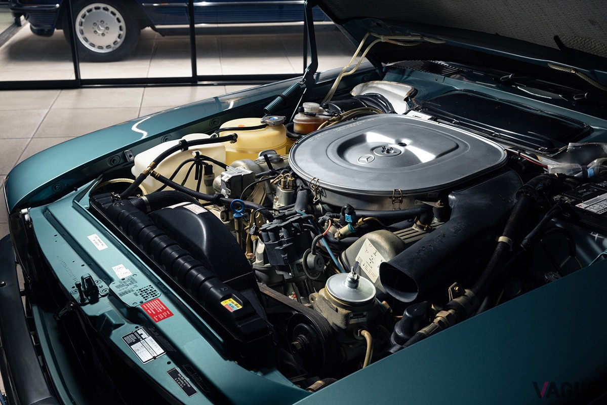 イギリスのメルセデス・ベンツ専門店が入手した1982年式の「500SL」（C）The SL SHOP