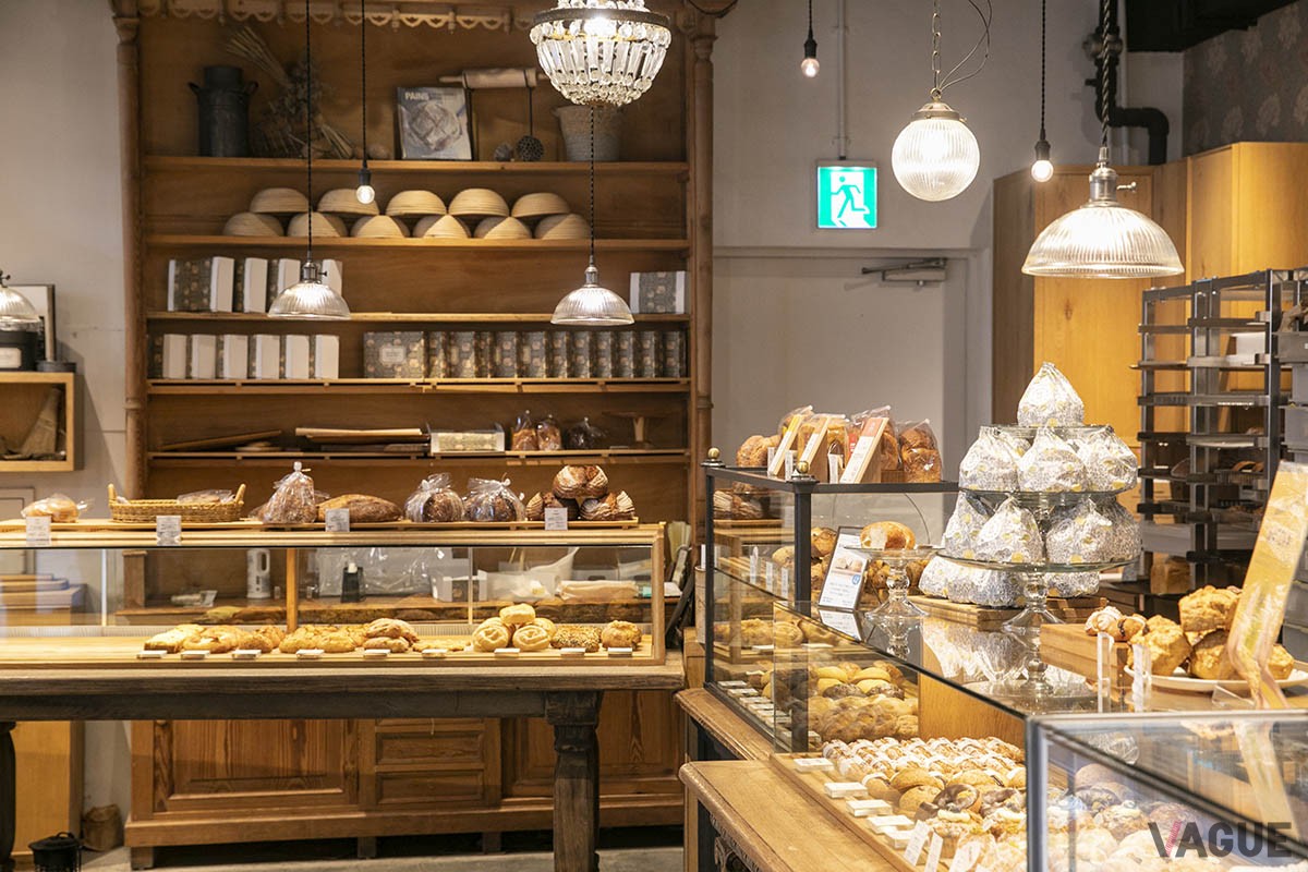 木製の棚やショーケース、照明などがおしゃれな店内。外国のお店のよう