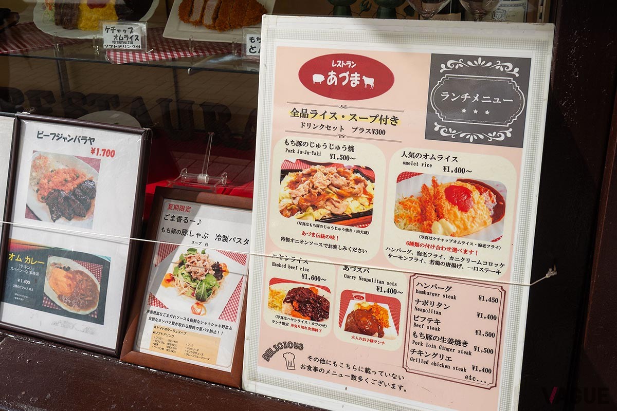 表にあるランチメニュー表。全品ライス・スープ付きでドリンクは＋300円と、銀座ではかなり良心的な価格