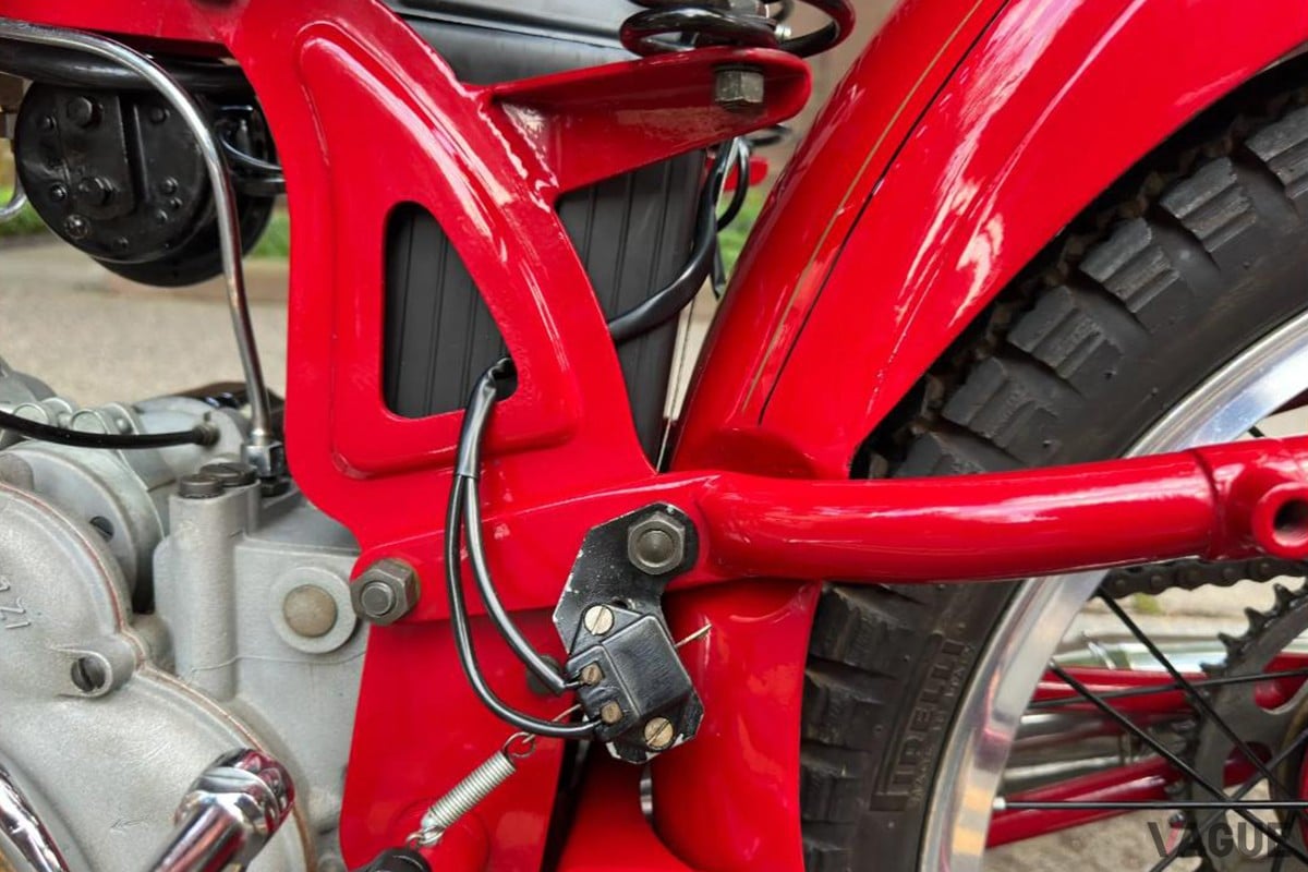 オークションに出品された1953年式モト・グッツィ「アイローネ スポルト」