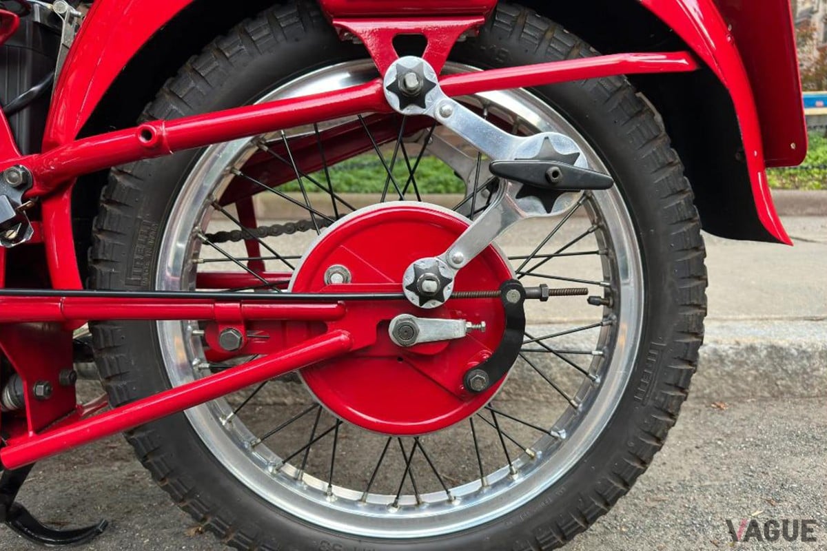 オークションに出品された1953年式モト・グッツィ「アイローネ スポルト」