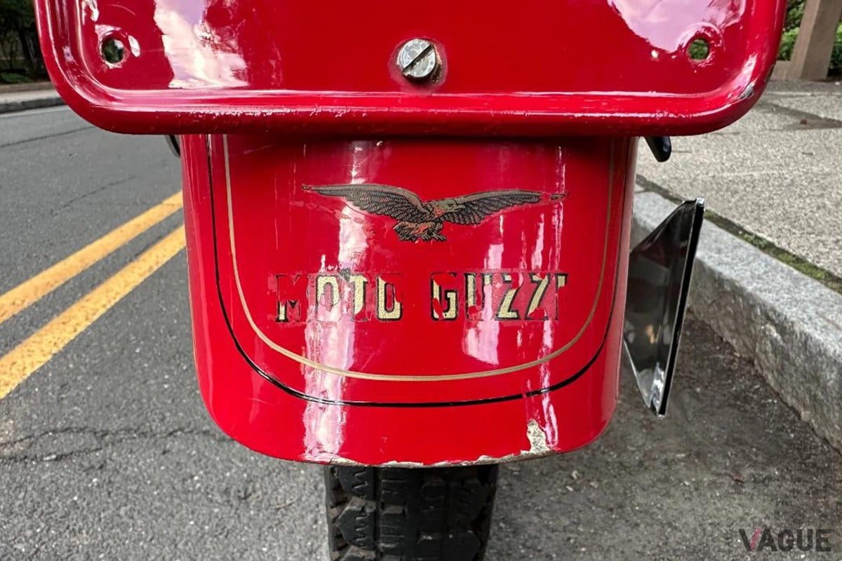 オークションに出品された1953年式モト・グッツィ「アイローネ スポルト」