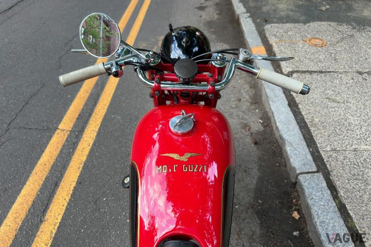 オークションに出品された1953年式モト・グッツィ「アイローネ スポルト」