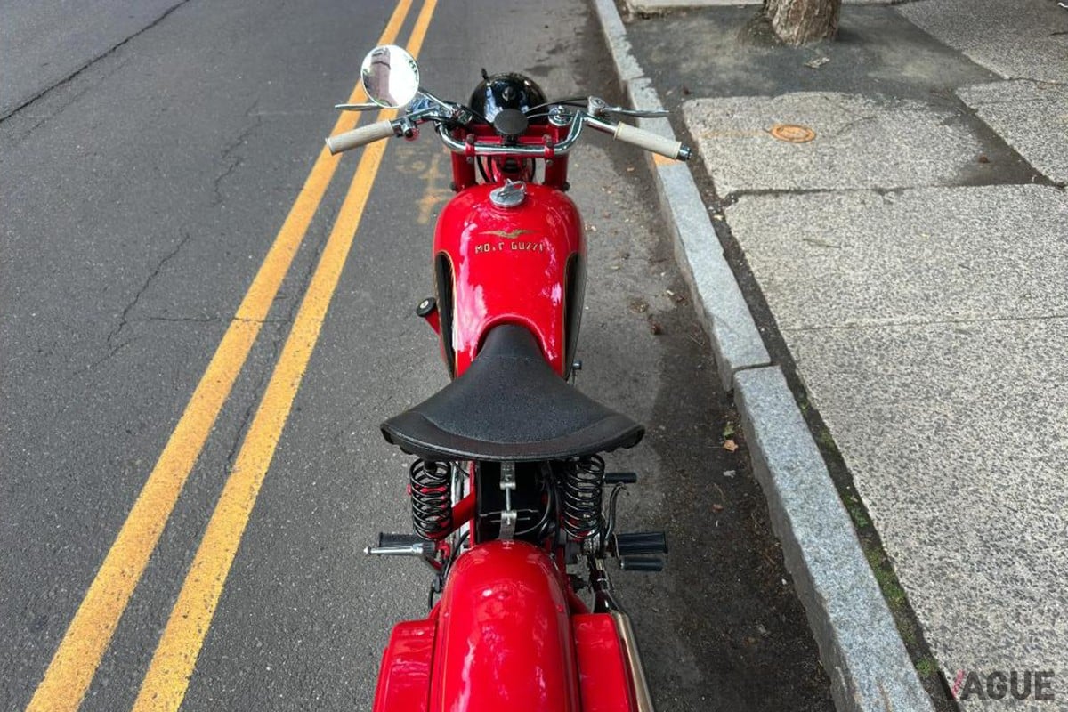 オークションに出品された1953年式モト・グッツィ「アイローネ スポルト」