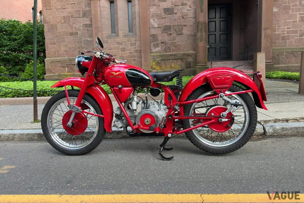 オークションに出品された1953年式モト・グッツィ「アイローネ スポルト」