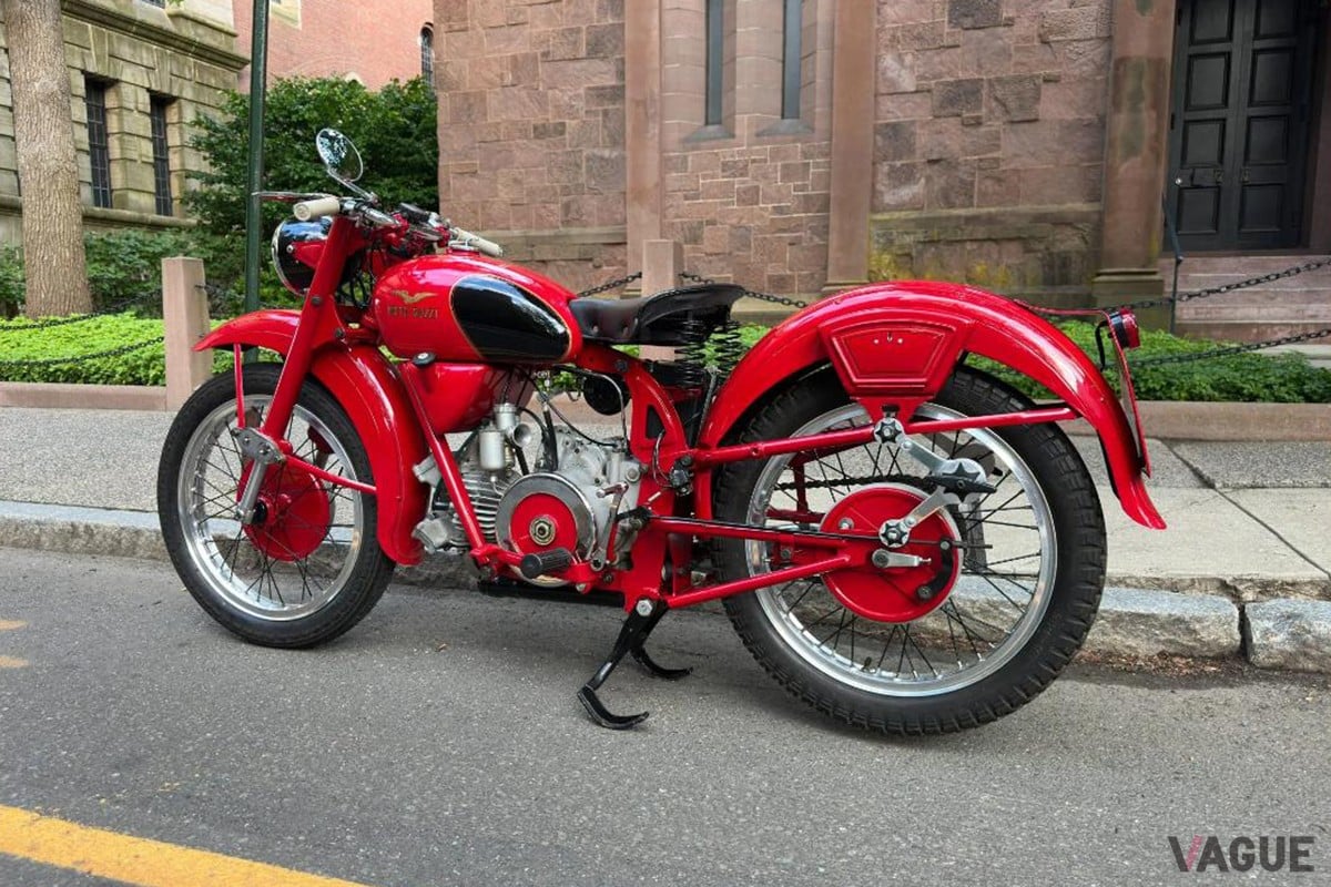 オークションに出品された1953年式モト・グッツィ「アイローネ スポルト」