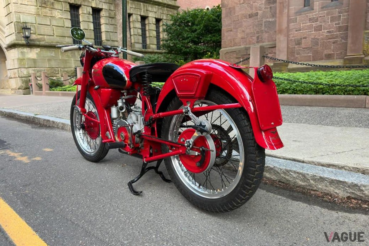 オークションに出品された1953年式モト・グッツィ「アイローネ スポルト」