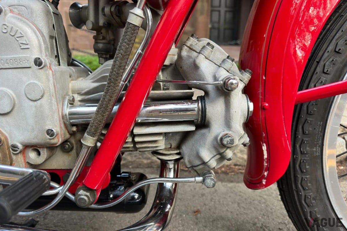 オークションに出品された1953年式モト・グッツィ「アイローネ スポルト」