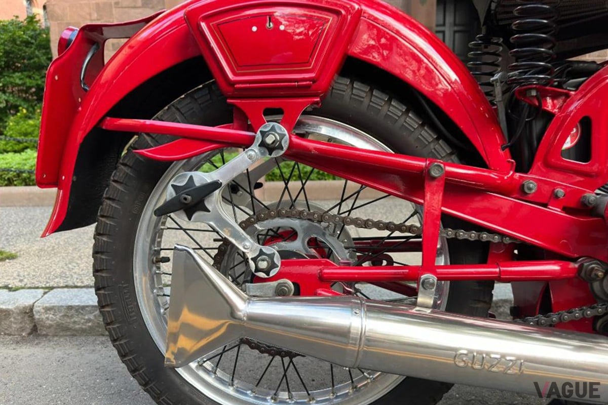 オークションに出品された1953年式モト・グッツィ「アイローネ スポルト」