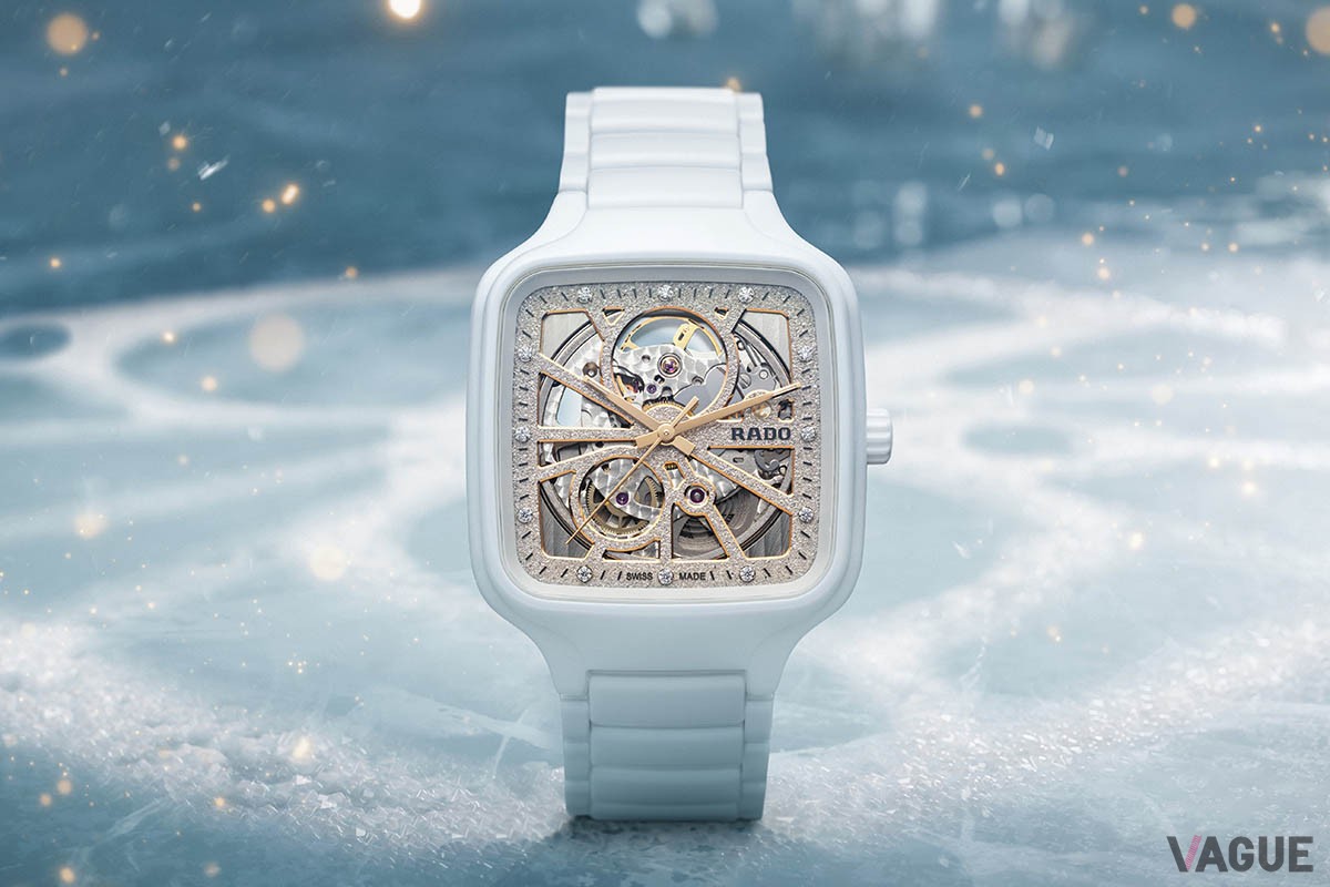 「トゥルー スクエア」。パウダー状の装飾を重ねたスケルトンダイヤルの奥に輝くムーブメントの装飾も見どころのひとつ