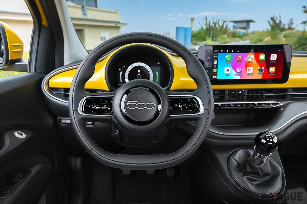 2025年11月21日に欧州で発表されたフィアット新型「500ハイブリッド」のインテリア