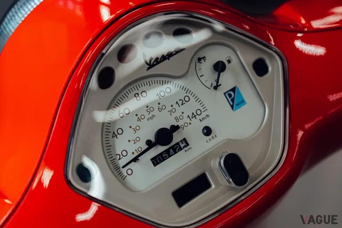 オークションに出品された2007年式ピアッジオ「ベスパLX 125“フェラーリ エディション”」Courtesy of the owner(c)2025 Courtesy of RM Sotheby's