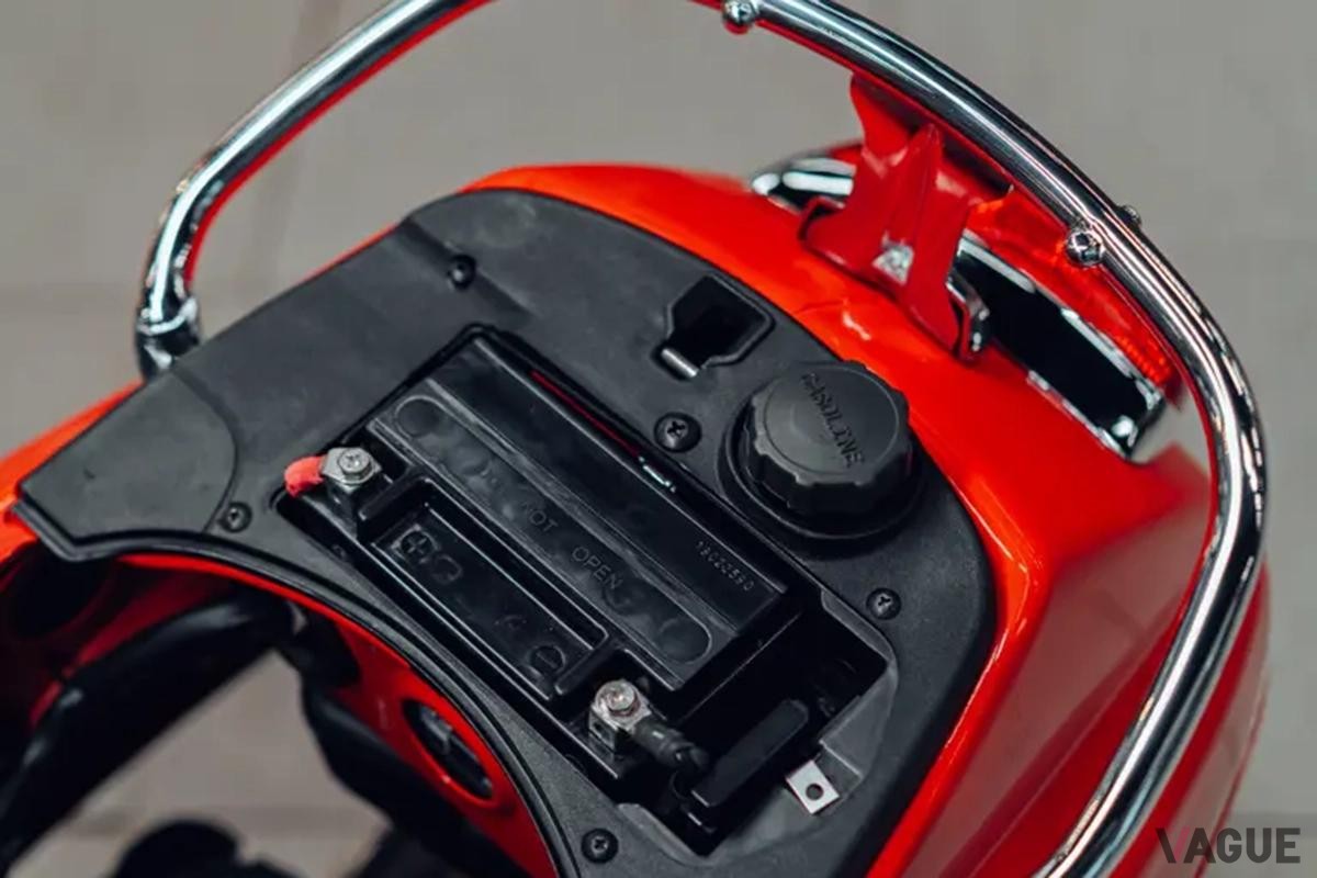 オークションに出品された2007年式ピアッジオ「ベスパLX 125“フェラーリ エディション”」Courtesy of the owner(c)2025 Courtesy of RM Sotheby's