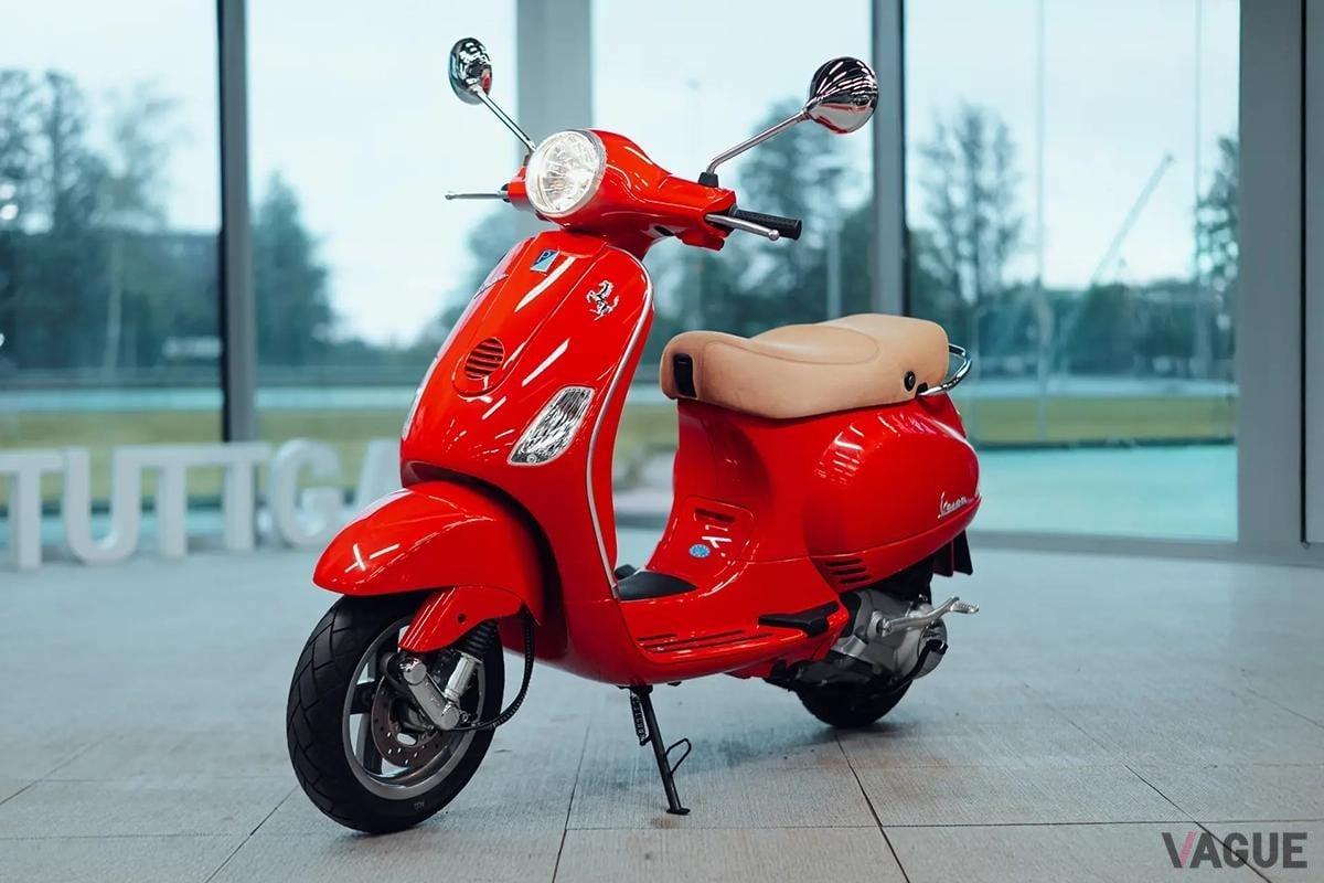 ひと目で分かる“赤”を纏った18年前の「ベスパ」がオークションに登場